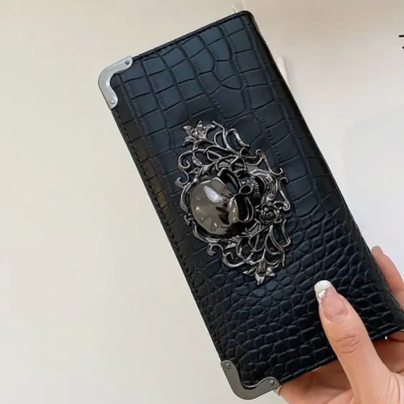 ๐ Crocodile Pattern Wallet, Faux Leather Card Holder Skull Decor, Unique Clutch - Picture 8 of 10